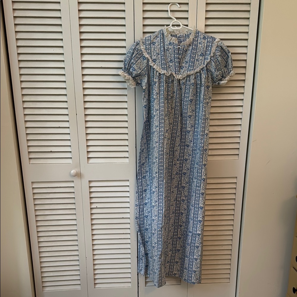 Vintage Lanz of Salzburg Cotton Nightgown. Size XS/7